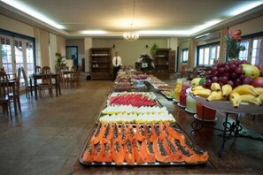A buffet with various fruits and vegetables. - Pousada Mãe D'Água (Tiradentes)