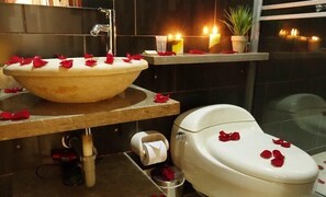 Habitación Deluxe doble, balcón | Baño | Ducha y toallas
