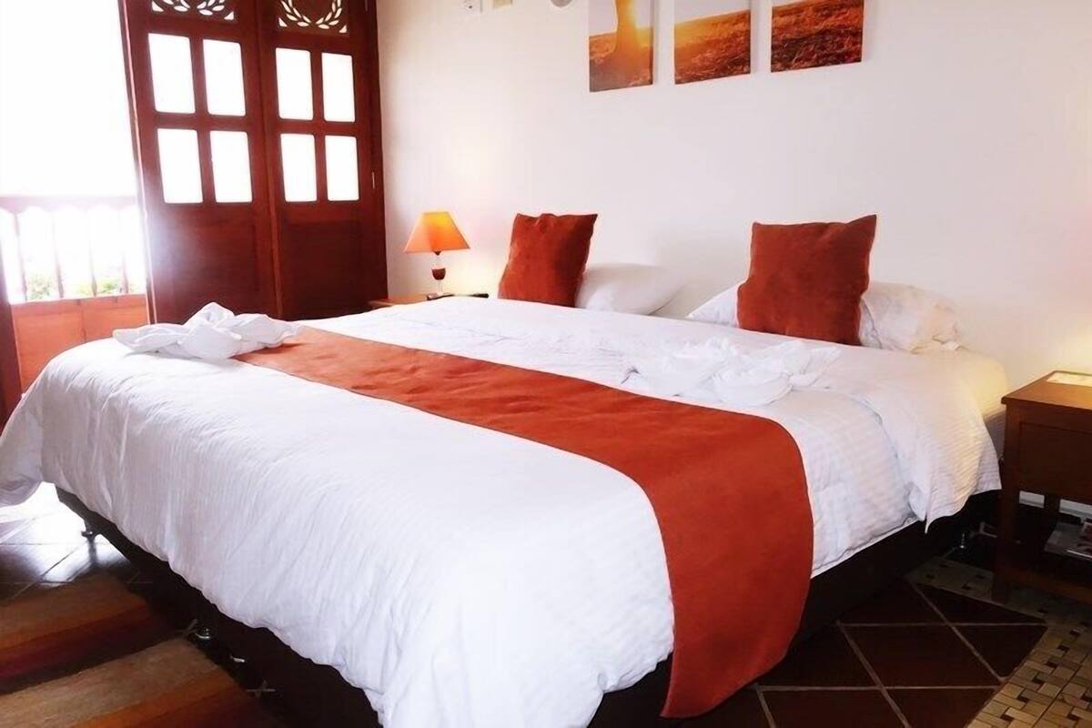 Habitación Deluxe doble, balcón | Ropa de cama de alta calidad, minibar, tabla de planchar con plancha