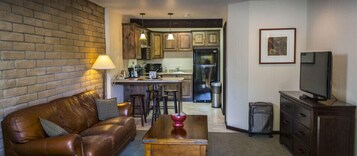 奢华套房, 1 张特大床, 河景 | 办公桌、熨斗/熨衣板、免费 WiFi、床单