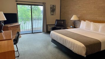 Executive Room, 1 King Bed | Desk, iron/ironing board, free WiFi, bed sheets