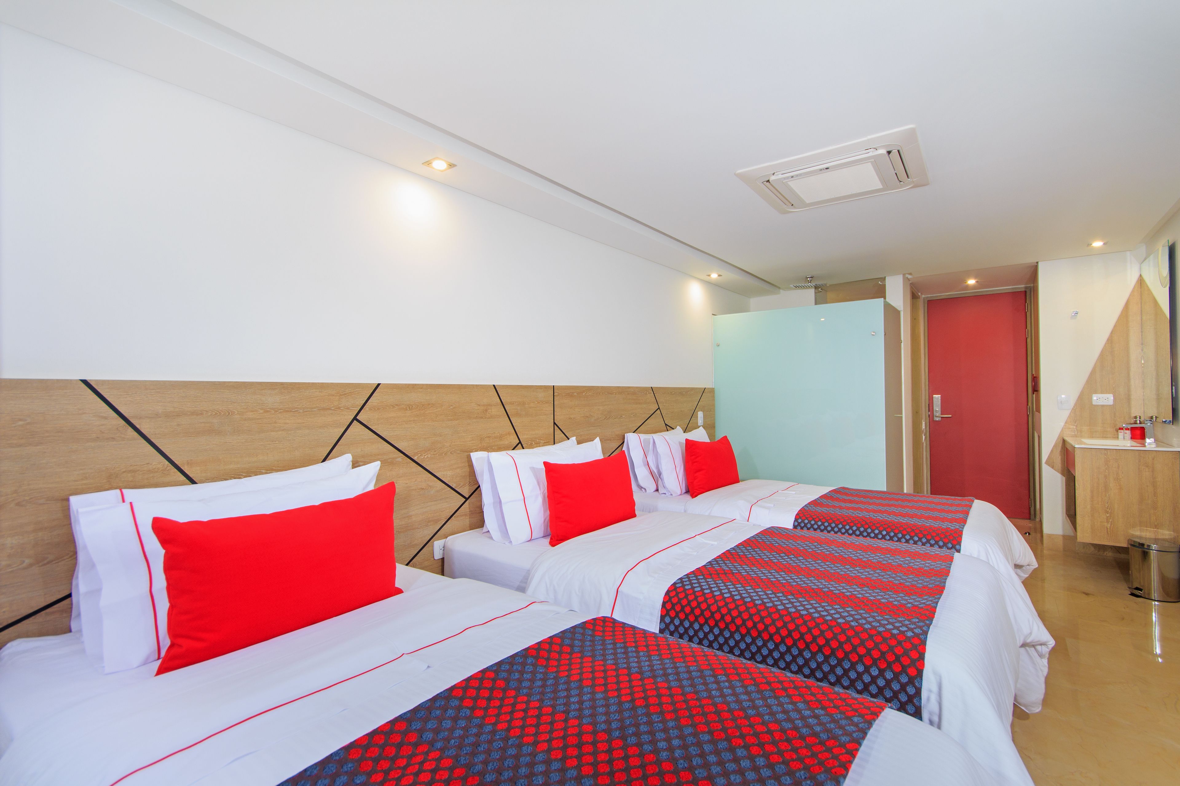 triple room | hypo-allergenic bedding, in-room safe, individually furnished, desk