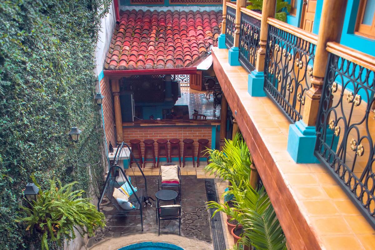 Una piscina al aire libre