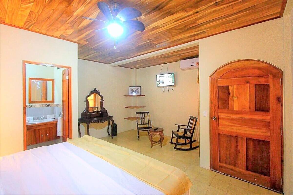Suite Deluxe, 1 cama de matrimonio, baño privado | Wifi gratis y ropa de cama