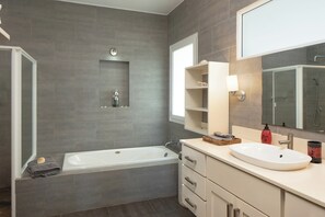 Vila luxo, 3 quartos | Banheiro | Secador de cabelo, toalhas de banho, sabonete, shampoo