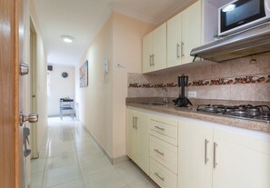 Aparta estudio 401 con vista a la Ciudad | Eigene Küche | Kühlschrank, Mikrowelle, Herdplatte, Wasserkocher mit Kaffee-/Teezubehör