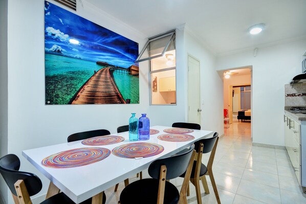 Apartamento con vista 2 habitaciones (Doble, Twin 202F) | Living area | 28-inch flat-screen TV with cable channels, TV