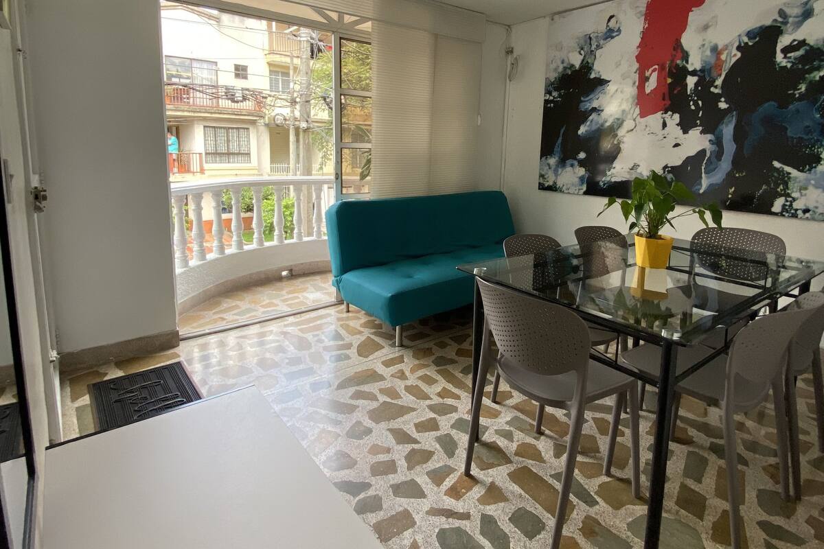 Apartamento con balcon 3 habitaciones 201 B | Area keluarga | Televisi layar datar 28-inci dengan saluran TV kabel dan TV