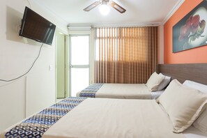 Apartamento con vista 2 habitaciones 402 | Hypo-allergenic bedding, down comforters, memory foam beds, desk