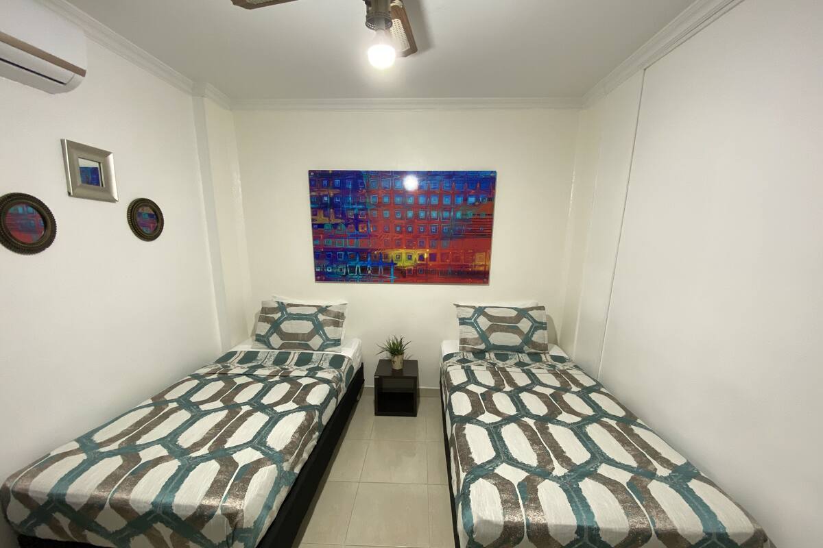 Apartamento interno 2 habitaciones(Doble ,Twin 203) | Seprai antialergi, selimut bulu angsa, busa memori, dan meja kerja