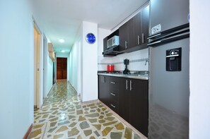 Apartamento con balcon 3 habitaciones 201 B | Private kitchenette | Fridge, microwave, stovetop, coffee/tea maker