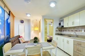 Apartamento interno 2 habitaciones (303) | Eigene Küche | Kühlschrank, Mikrowelle, Herdplatte, Wasserkocher mit Kaffee-/Teezubehör