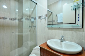 Apartamento con vista 2 habitaciones (Doble, Twin 202F) | Bagno | Doccia, set di cortesia gratuito, asciugamani, sapone