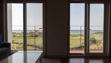 Nhà Duplex Superior, 1 phòng ngủ, không hút thuốc, quang cảnh biển (BoMal) | Khu phòng khách | TV màn hình phẳng