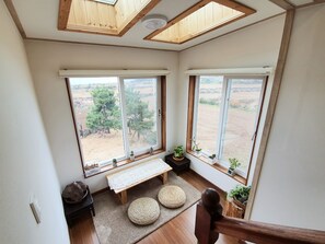 Jomnyeo | Living area | Flat-screen TV - BaDang Garden (Jeju City)