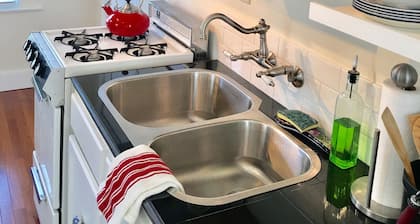 Heavenly HOT TUB, Wifi 2 Miles from Downtown