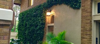 Heavenly HOT TUB, Wifi 2 Miles from Downtown