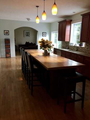 Ithaca, Ellis Hollow Retreat with heated Pool & Hot Tub