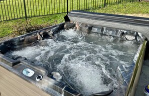 Outdoor spa tub - Ithaca, Ellis Hollow Retreat with heated Pool & Hot Tub (Ithaca)