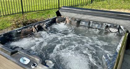 Ithaca, Ellis Hollow Retreat with heated Pool & Hot Tub