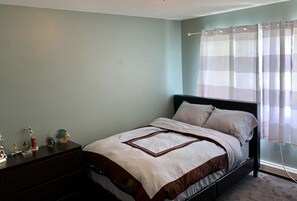 4 عدّة غرف نوم ومكواة/لوح كي وواي فاي وملاءات أسرّة