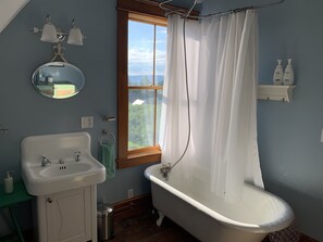 Kombinert dusj/badekar, hårføner, håndklær og såpe