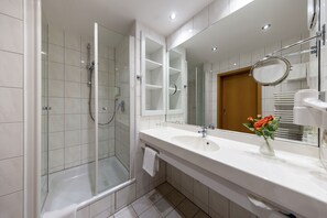 Triple Room, Non Smoking, City View | Bathroom | Hair dryer, towels, soap, shampoo - Hotel Brack (Munich)