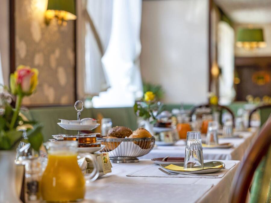 Daily continental breakfast (EUR 15 per person)