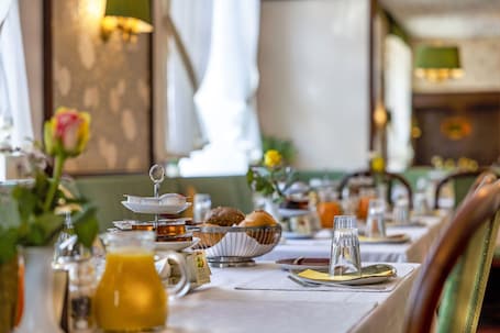 Daily continental breakfast for a fee. Hotel Brack
