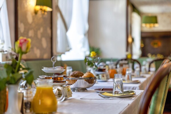 Daily continental breakfast (EUR 15 per person) - Hotel Brack (Munich)