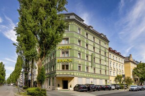 Front of property - Hotel Brack (Munich)