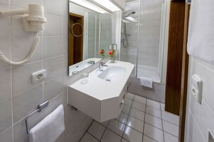 Standard-Einzelzimmer, Nichtraucher | Badezimmer | Haartrockner, Handtücher, Seife, Shampoo