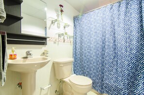 Een douche, een haardroger, handdoeken, zeep