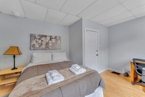 4 bedrooms, desk, iron/ironing board, WiFi