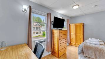 4 bedrooms, desk, iron/ironing board, WiFi