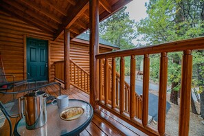Outdoor dining - Cozy Cabin Vibes! Great Reviews! Steps to Hiking! Immaculate! Free EV Charging! (Sugarloaf)