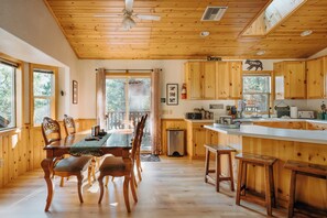 Dining - Cozy Cabin Vibes! Great Reviews! Steps to Hiking! Immaculate! Free EV Charging! (Sugarloaf)