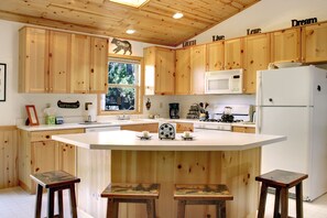 Coffee/tea maker, fridge, microwave, oven - Cozy Cabin Vibes! Great Reviews! Steps to Hiking! Immaculate! Free EV Charging! (Sugarloaf)