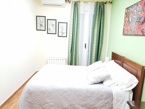 3 bedrooms, iron/ironing board, WiFi, bed sheets - My apartment is good for couples, adventurers, families, business trips. (Madrid)