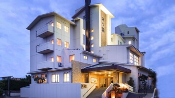 Fachada de la propiedad por la tarde o noche