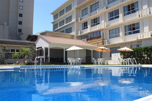 Una piscina al aire libre de temporada
