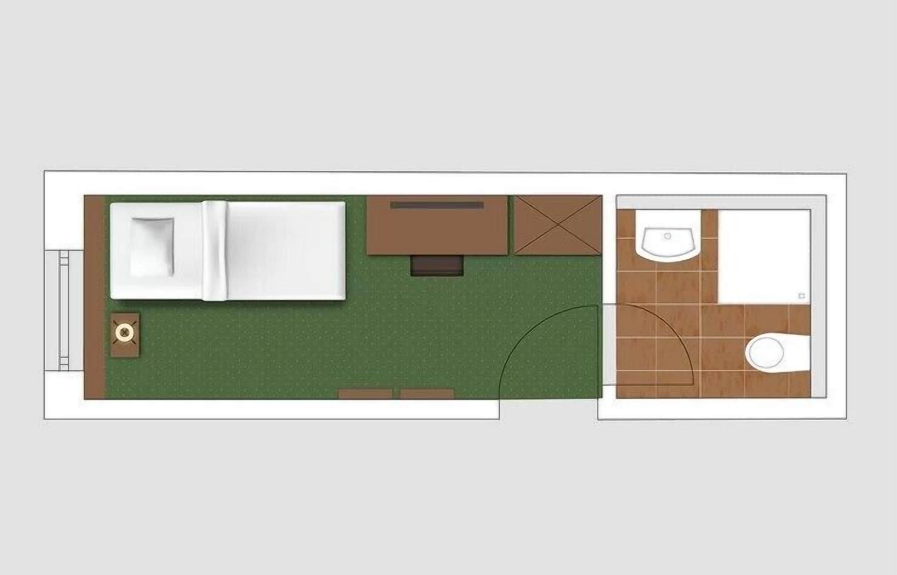 Ein Hotelzimmer mit Bett, kleinem Schreibtisch, Sofa und Badezimmer mit Toilette und Waschbecken.