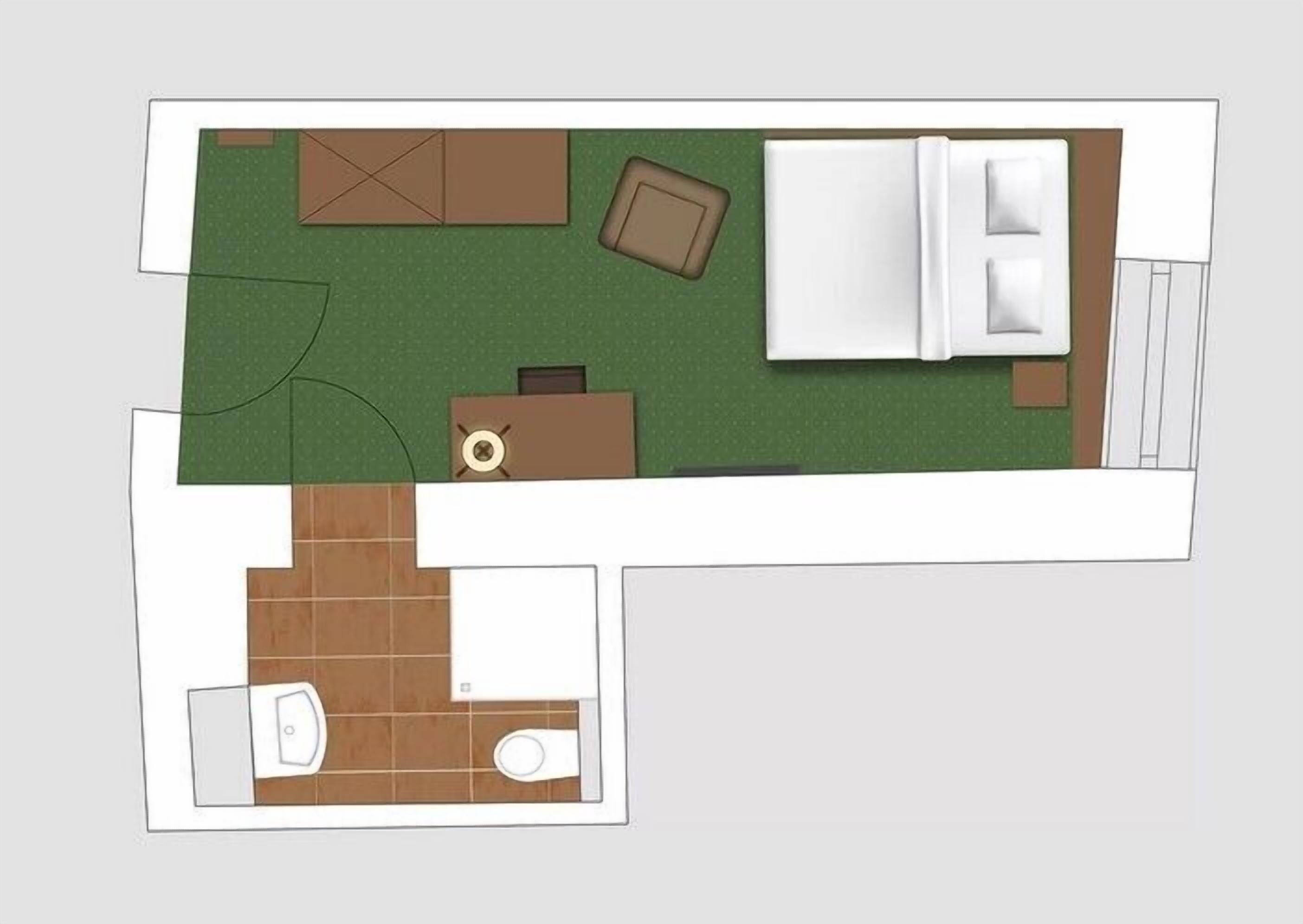 Una habitación con alfombra verde, una cama, una mesita, una silla y un inodoro.