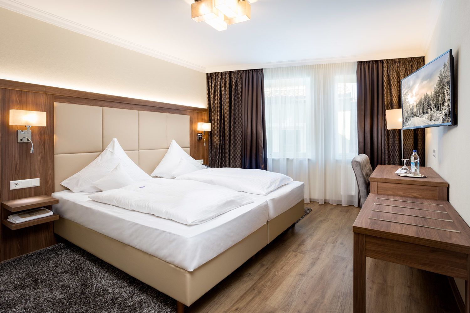 ห้องบิสซิเนสดับเบิล | เครื่องนอนป้องกันสารก่อภูมิแพ้, ตู้นิรภัยในห้องพัก, ผ้าม่านกันแสง