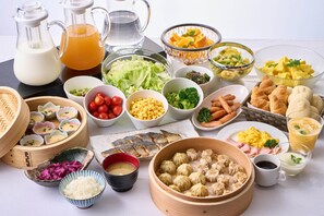 Daily buffet breakfast (JPY 1200 per person)