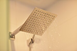 Free toiletries, hair dryer, slippers, towels - Ease Hostel (Guilin)