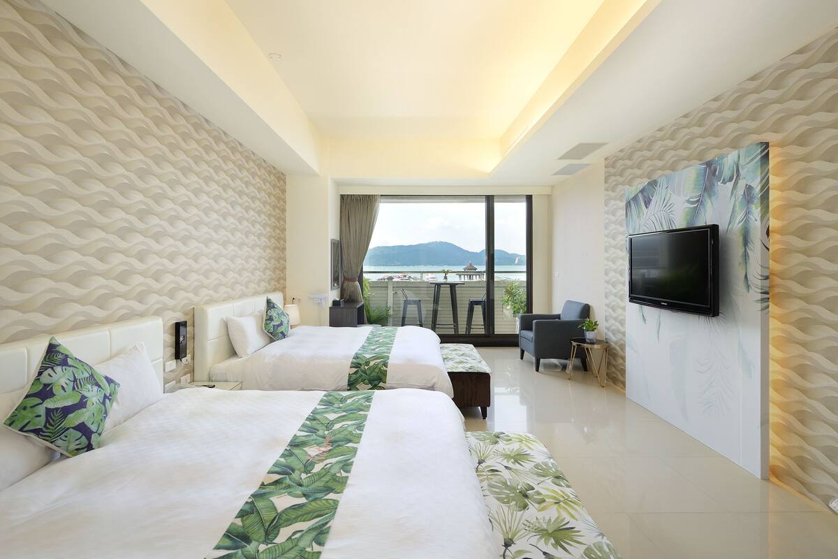 Habitación cuádruple básica, vistas al lago, planta baja | Servicio de la habitación