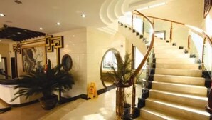 Un magnifique escalier à la conception incurvée, menant à l’étage supérieur.