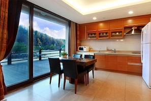 Private kitchen | Fridge, stovetop, electric kettle, rice cooker