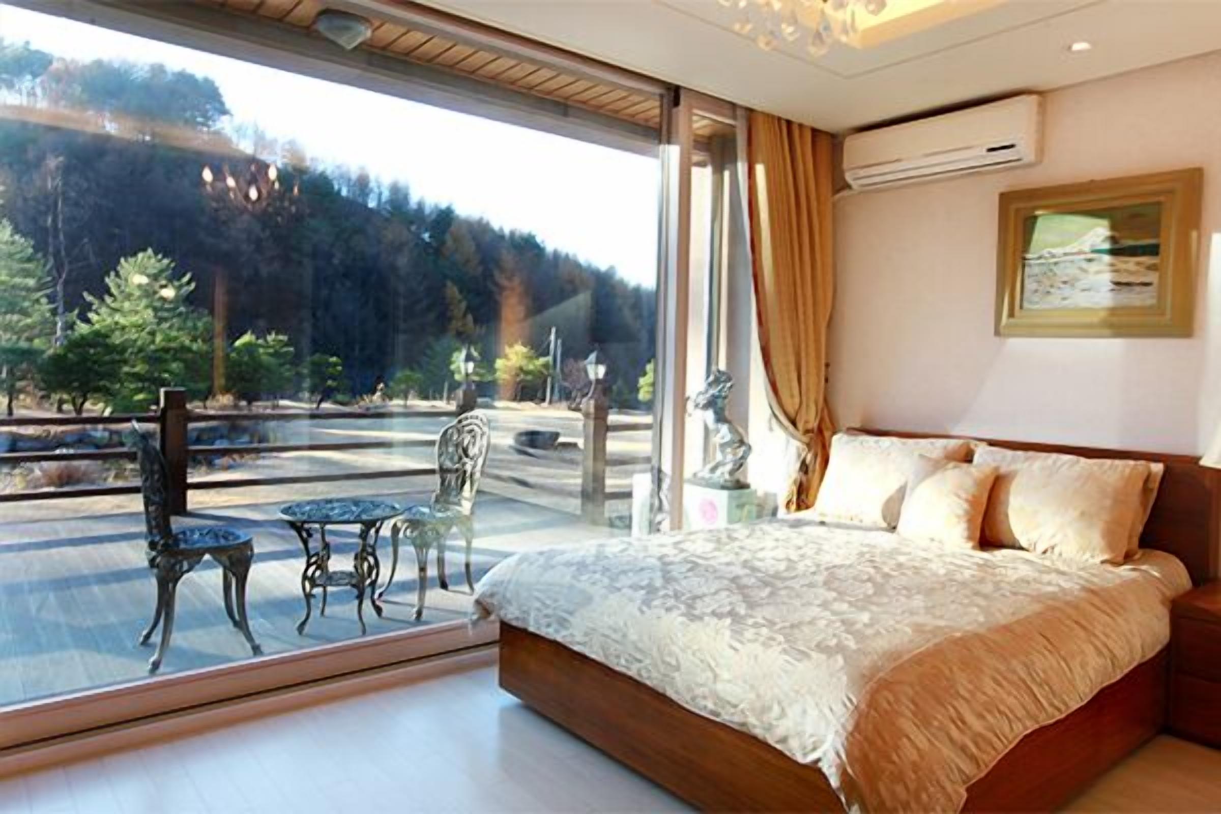 Soundproofing, free WiFi